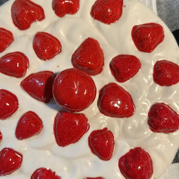 🍰♥️🍓 Vintage Strawberry Ceramic Pie Plate lid (1979) - Picture 2 of 3